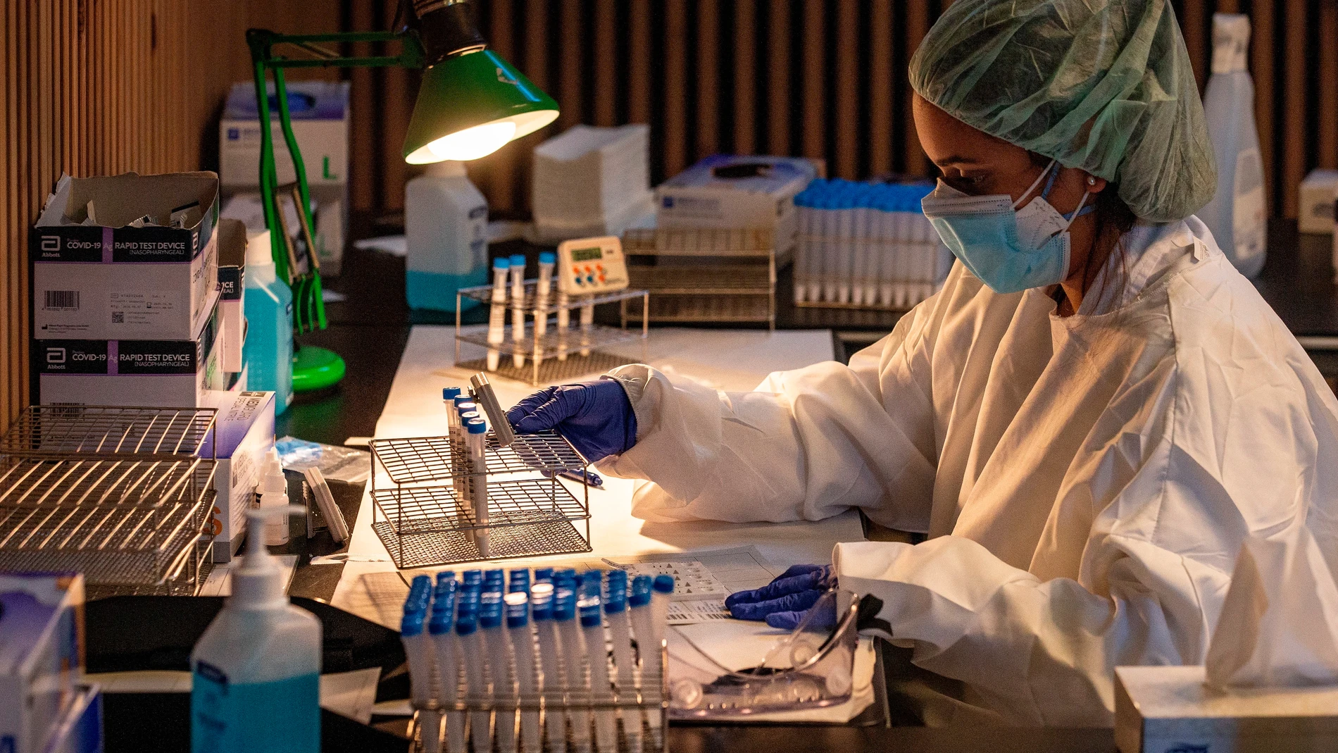 Profesionales sanitarios realizan test antígenos masivos de detección de la COVID-19