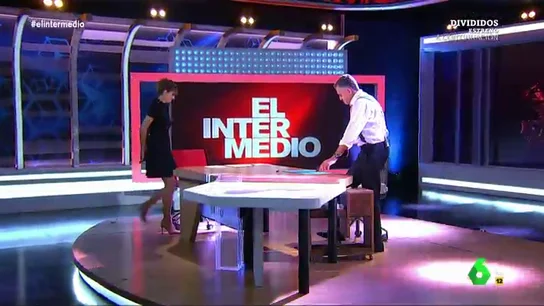 La inesperada pregunta de Wyoming a Sadra Sabatés en directo nada más llegar al plató de El Intermedio: "¿Has vuelto a beber?" La inesperada pregunta de Wyoming a Sadra Sabatés en directo nada más llegar al plató de El Intermedio: "¿Has vuelto a beber?"