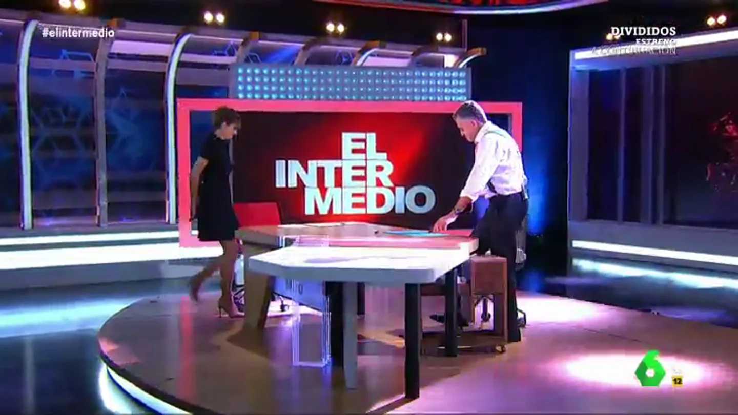 La inesperada pregunta de Wyoming a Sadra Sabatés en directo nada más llegar al plató de El Intermedio: "¿Has vuelto a beber?" La inesperada pregunta de Wyoming a Sadra Sabatés en directo nada más llegar al plató de El Intermedio: "¿Has vuelto a beber?"