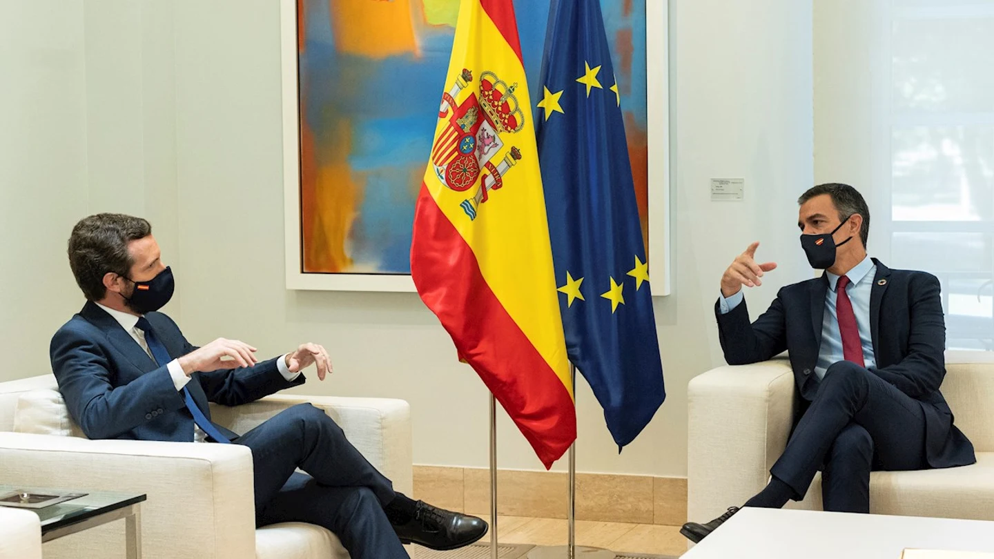 Pedro Sánchez junto a Pablo Casado en un encuentro (Archivo) Pedro Sánchez junto a Pablo Casado en un encuentro (Archivo)
