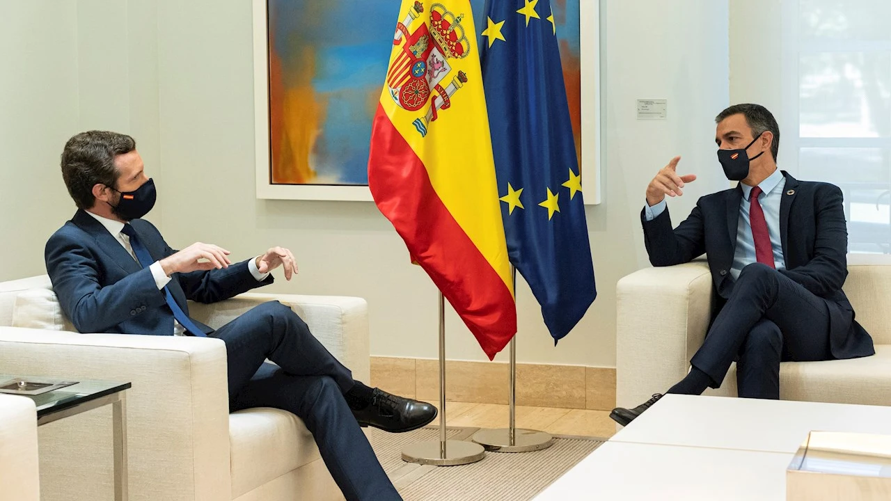 Pedro Sánchez junto a Pablo Casado en un encuentro (Archivo)