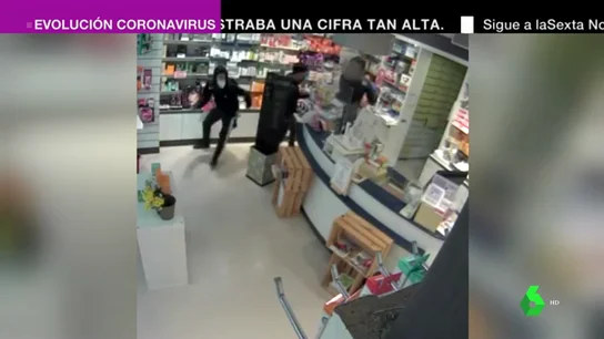 Cuatro encapuchados atracan una farmacia en Barcelona y agreden con un palo a la empleada Cuatro encapuchados atracan una farmacia en Barcelona y agreden con un palo a la empleada