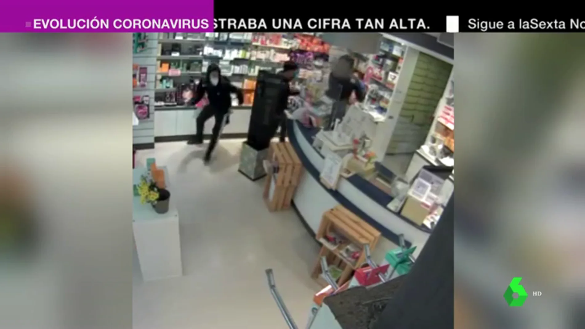 Cuatro encapuchados atracan una farmacia en Barcelona y agreden con un palo a la empleada