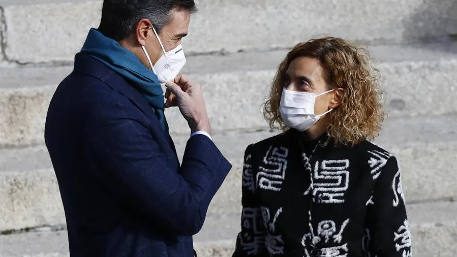 El presidente del Gobierno, Pedro Sánchez, conversa con la presidenta del Congreso, Meritxell Batet.