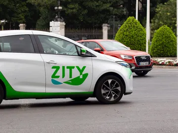 Coche de alquiler de la empresa Zity circulando por Madrid Coche de alquiler de la empresa Zity circulando por Madrid