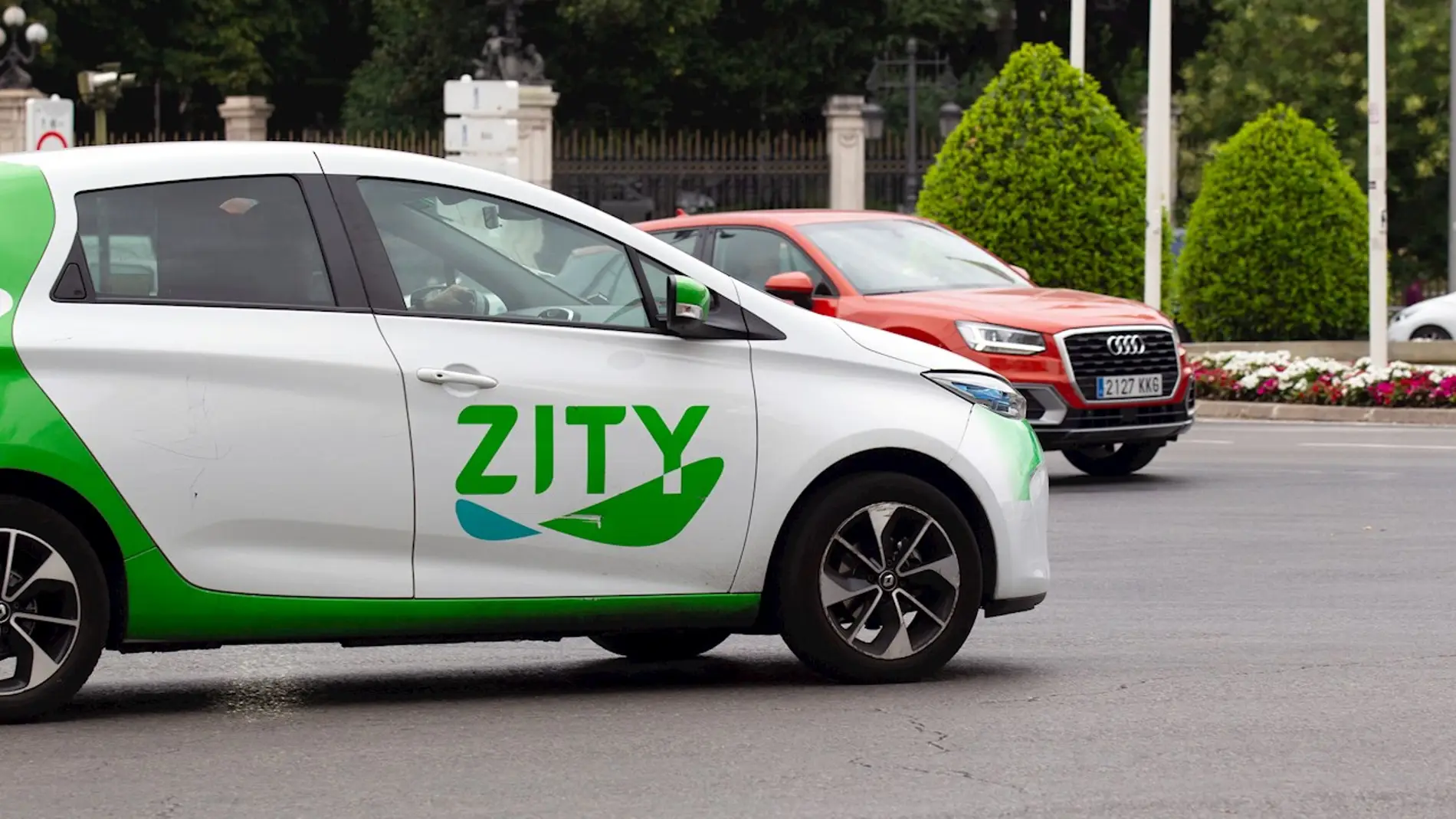 Coche de alquiler de la empresa Zity circulando por Madrid