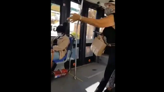 Captura de pantalla del vídeo del incidente que ha sido difundido en redes sociales. Captura de pantalla del vídeo del incidente que ha sido difundido en redes sociales.