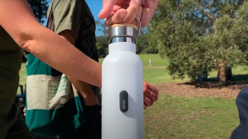 Una botella con el dispositivo instalado