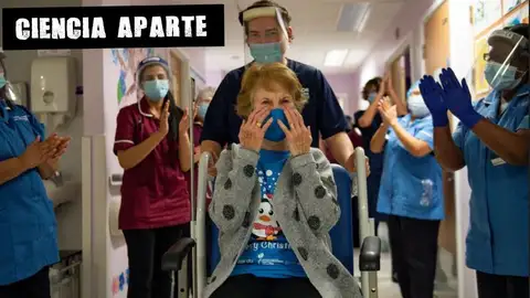 Aplausos a una paciente tras superar el COVID Aplausos a una paciente tras superar el COVID