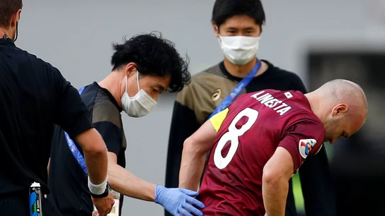 Andres Iniesta se lesiona en el partido frente al Shanghai SIPG Andres Iniesta se lesiona en el partido frente al Shanghai SIPG
