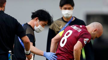 Andres Iniesta se lesiona en el partido frente al Shanghai SIPG