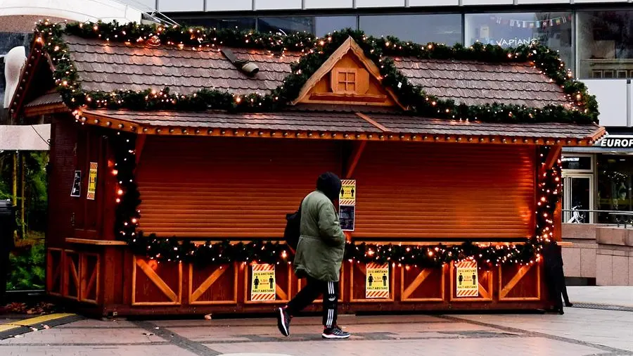 Puesto navideño cerrado en Alemania