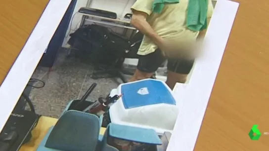 La foto que la víctima sacó de su agresor mientras se masturbaba frente a ella La foto que la víctima sacó de su agresor mientras se masturbaba frente a ella