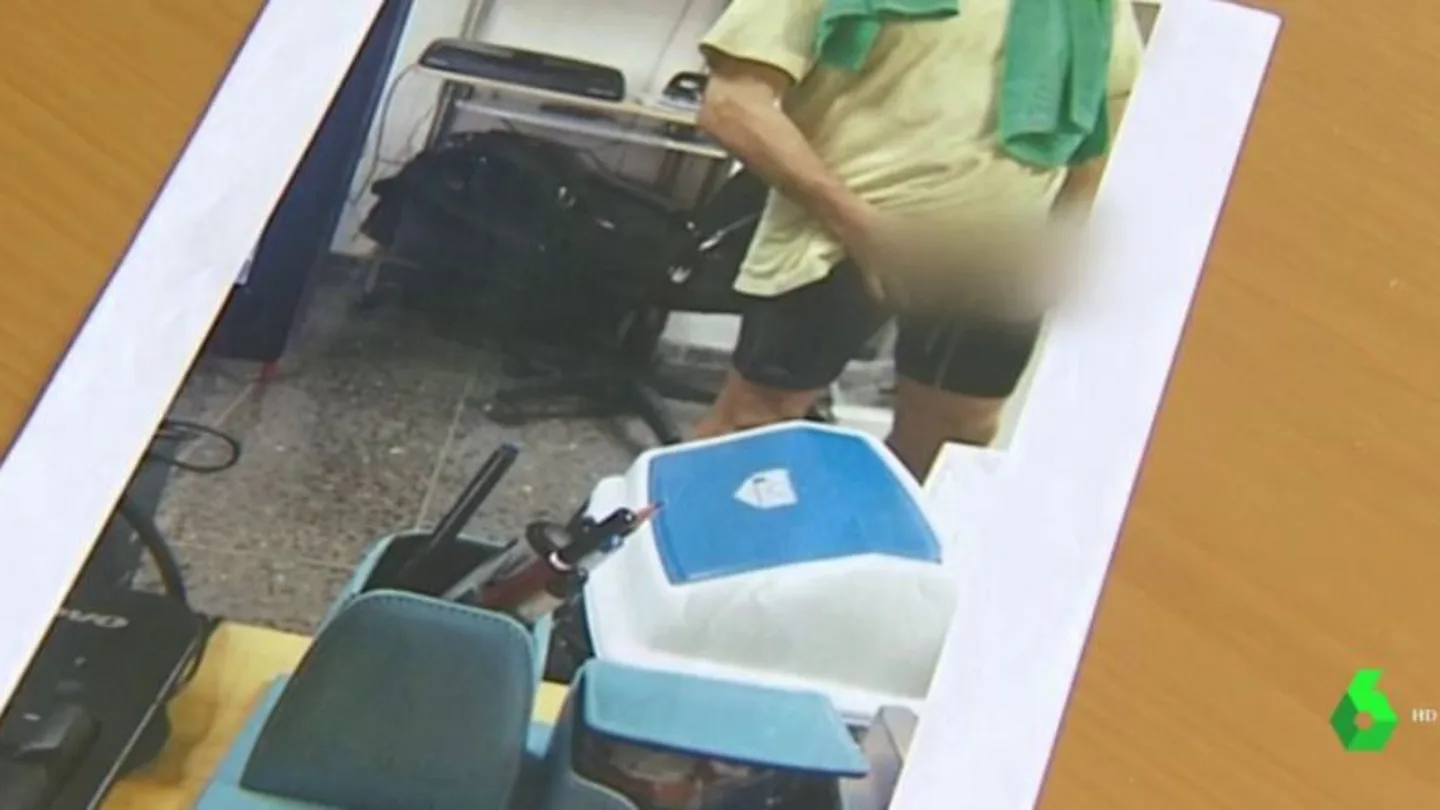 La foto que la víctima sacó de su agresor mientras se masturbaba frente a ella La foto que la víctima sacó de su agresor mientras se masturbaba frente a ella