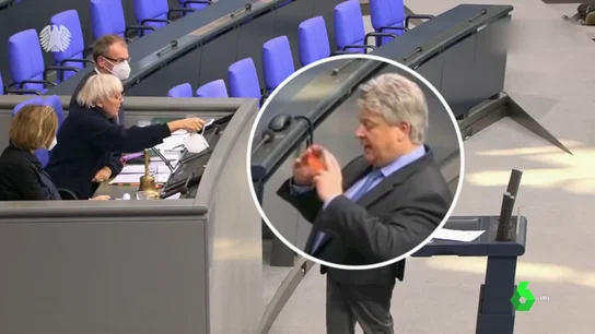 Ingresan por COVID-19 a un diputado negacionista y ultraderechista alemán que llevó al Parlamento una mascarilla de rejilla Ingresan por COVID-19 a un diputado negacionista y ultraderechista alemán que llevó al Parlamento una mascarilla de rejilla