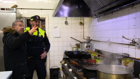 La Policía cierra un restaurante de comida china al que Chicote califica como "el paraíso del bicho": "¡Corren las cucarachas por encima de la campana!" La Policía cierra un restaurante de comida china al que Chicote califica como "el paraíso del bicho": "¡Corren las cucarachas por encima de la campana!"