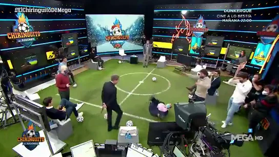 La caída de Juanma Rodríguez durante la publicidad de 'El Chiringuito' que desató las risas en el plató La caída de Juanma Rodríguez durante la publicidad de 'El Chiringuito' que desató las risas en el plató