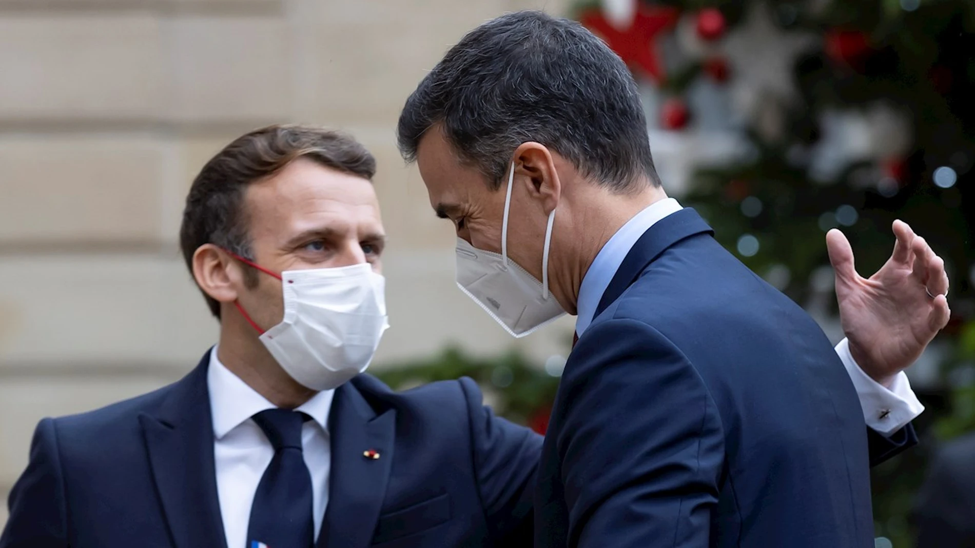 Macron saludando a Pedro Sánchez en su encuentro del pasado 14 de diciembre