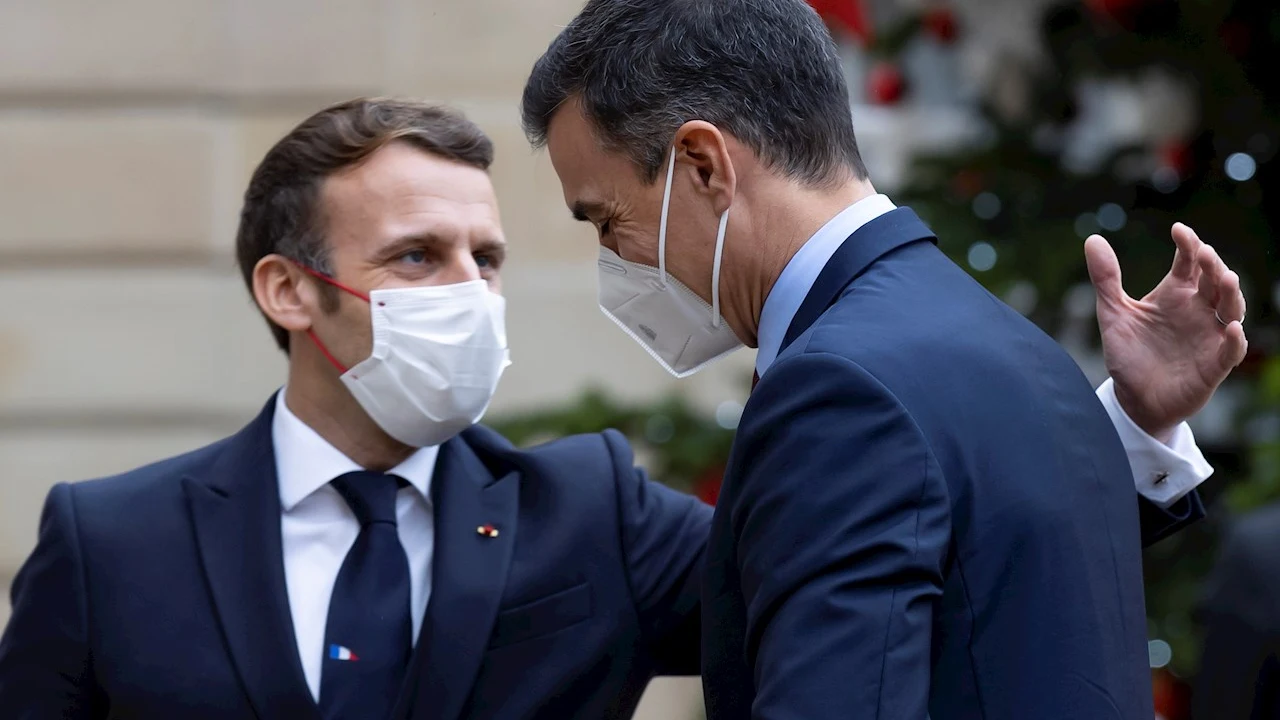 Macron saludando a Pedro Sánchez en su encuentro del pasado 14 de diciembre