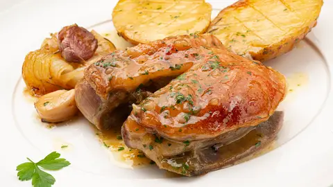 Paletilla de ternasco con patatas y cebolla Paletilla de ternasco con patatas y cebolla