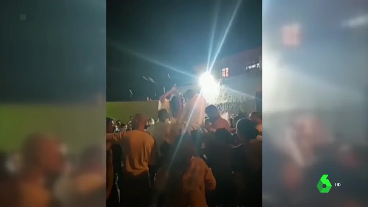 Una boda multitudinaria, sin mascarillas y en plena calle provoca 33 contagios de COVID en Adra, Almería Una boda multitudinaria, sin mascarillas y en plena calle provoca 33 contagios de COVID en Adra, Almería