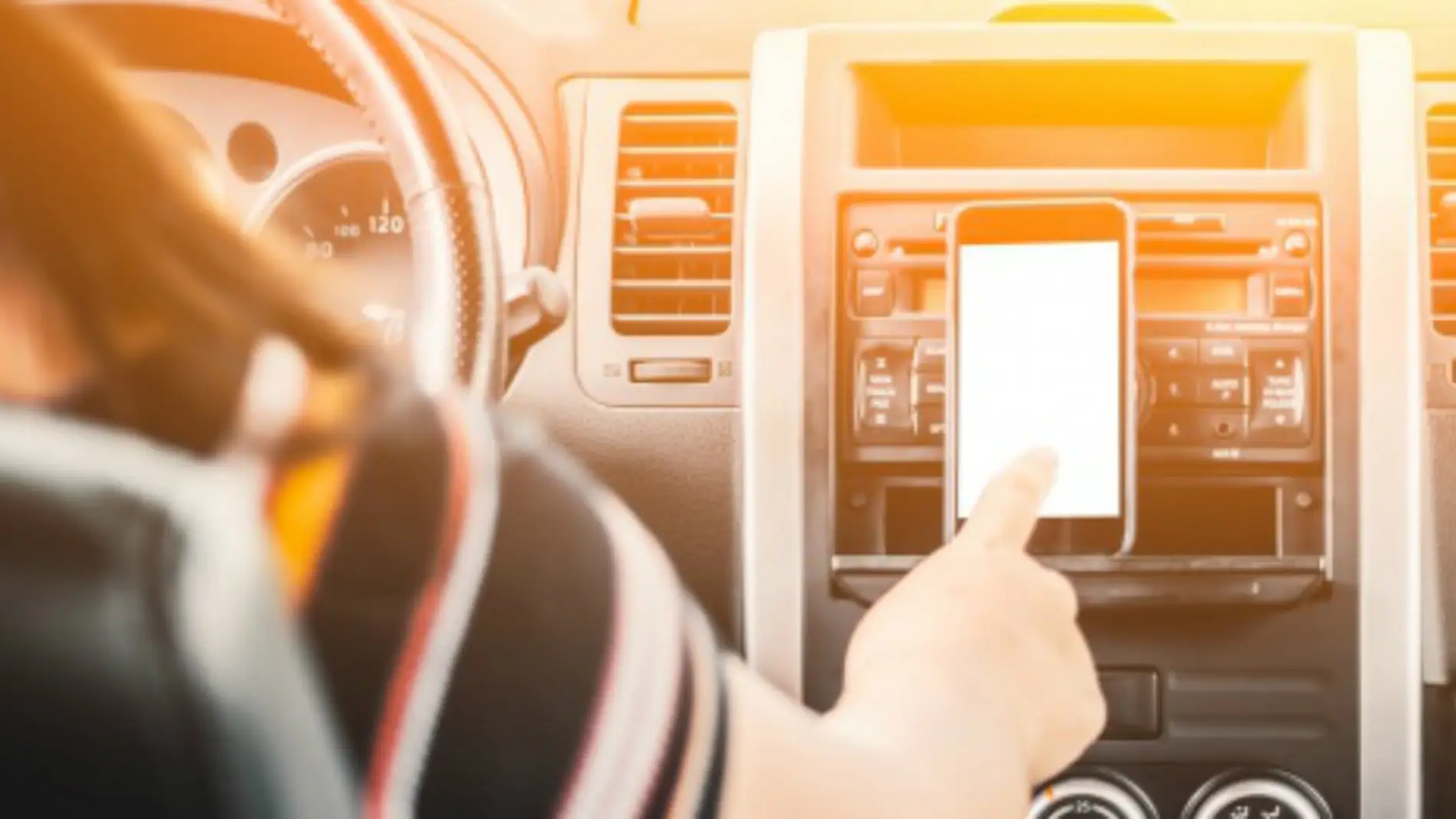 Multas por llevar el móvil en un soporte en el parabrisas del coche: ¿qué  hay de cierto?