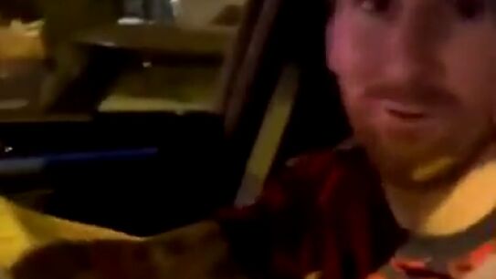 La incre&iacute;ble reacci&oacute;n de un fan de Messi despu&eacute;s de que Leo le de su camiseta