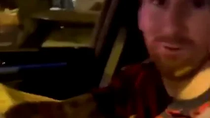 La increíble reacción de un fan de Messi después de que Leo le de su camiseta La increíble reacción de un fan de Messi después de que Leo le de su camiseta