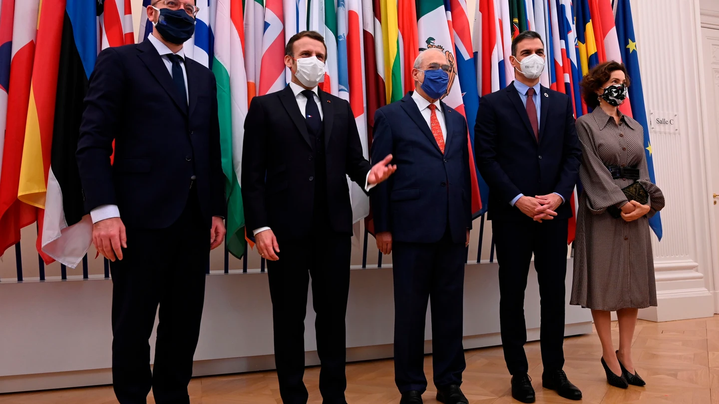 El presidente del Gobierno, Pedro Sánchez (2d) posa con el con el secretario general de la OCDE, Ángel Gurría (c), el presidente francés, Emmanuel Macron (2i) y el presidente del Consejo Europeo, Charles Michel (i) entre otros asistentes, durante el sesenta aniversario de dicho organismo, el 14 de diciembre en París El presidente del Gobierno, Pedro Sánchez (2d) posa con el con el secretario general de la OCDE, Ángel Gurría (c), el presidente francés, Emmanuel Macron (2i) y el presidente del Consejo Europeo, Charles Michel (i) entre otros asistentes, durante el sesenta aniversario de dicho organismo, el 14 de diciembre en París
