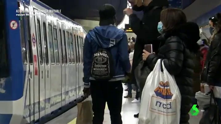 Imagen de personas en el Metro