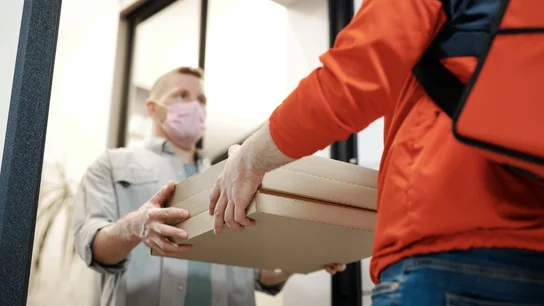 Imagen de archivo de la entrega de un pedido de comida a domicilio Imagen de archivo de la entrega de un pedido de comida a domicilio