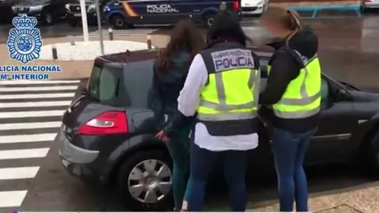 La Policía libera a una menor a quien su familia prostituía y drogaba La Policía libera a una menor a quien su familia prostituía y drogaba