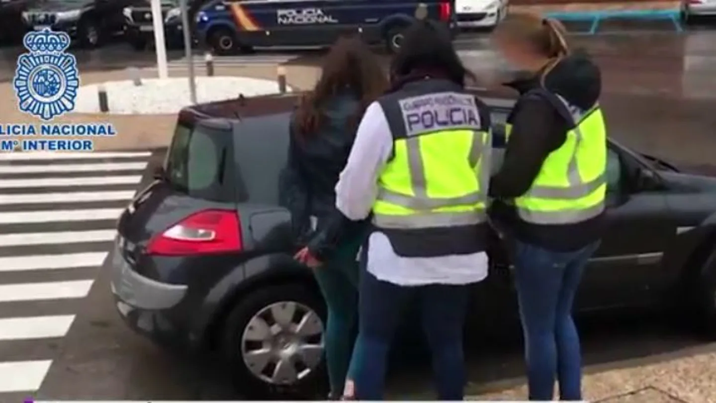 La Policía libera a una menor a quien su familia prostituía y drogaba La Policía libera a una menor a quien su familia prostituía y drogaba