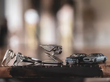 Los nuevos objetos van desde pisapapeles hasta maquetas del Flying Spur Los nuevos objetos van desde pisapapeles hasta maquetas del Flying Spur