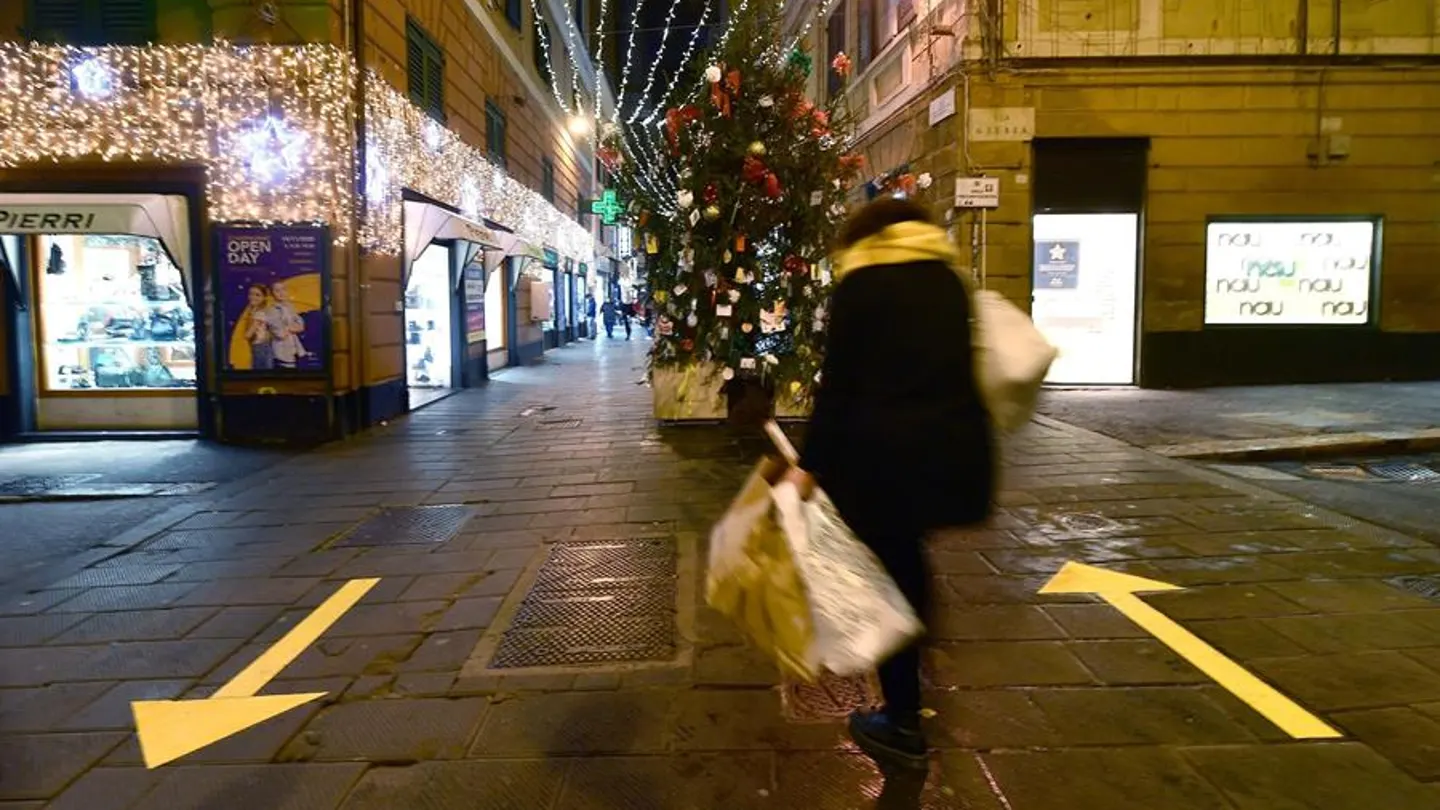 Calle comercial en Génova, Italia, durante la Navidad Calle comercial en Génova, Italia, durante la Navidad