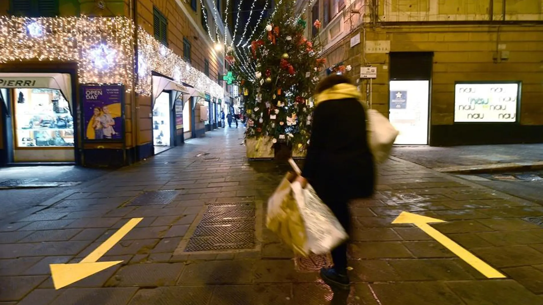 Calle comercial en Génova, Italia, durante la Navidad