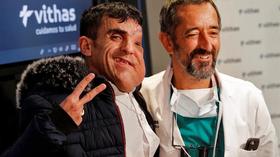 Alí sonríe junto al doctor Cavadas, plenamente recuperado