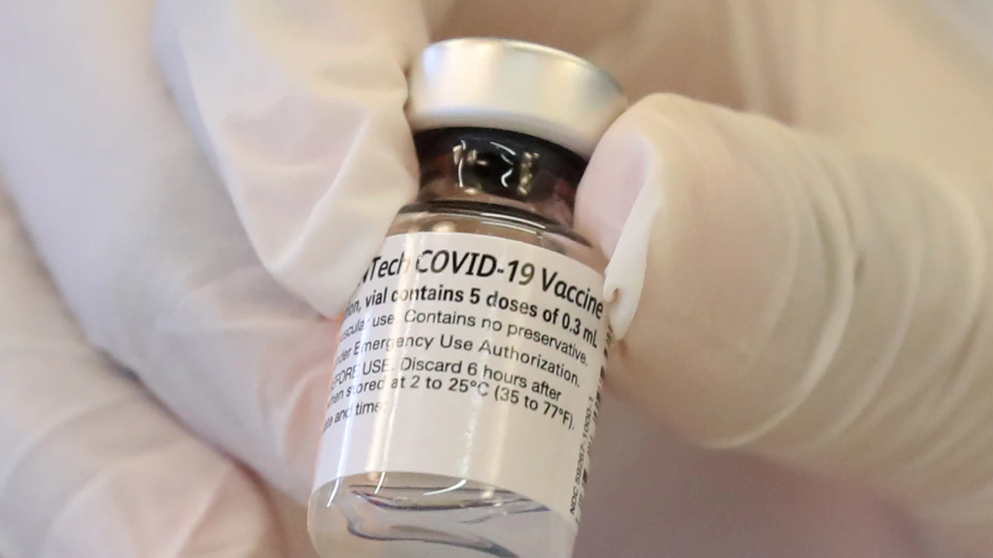 Un sanitario sostiene un vial de la vacuna contra el coronavirus Un sanitario sostiene un vial de la vacuna contra el coronavirus