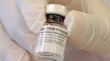 Un sanitario sostiene un vial de la vacuna contra el coronavirus