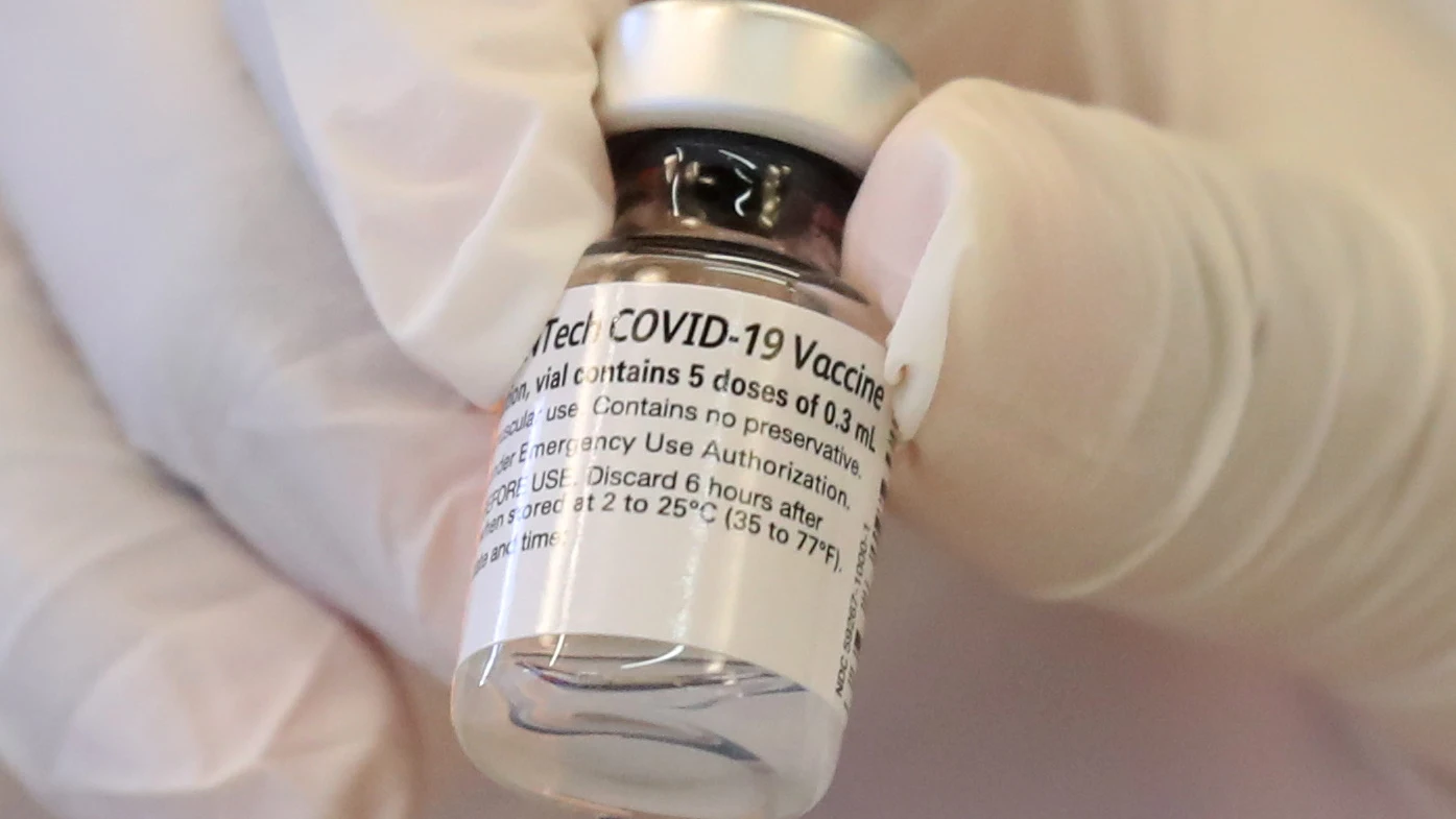 Un sanitario sostiene un vial de la vacuna contra el coronavirus