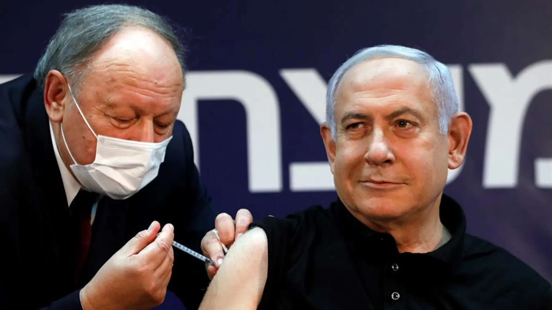 El primer ministro Netanyahu,  primer israelí en vacunarse contra el coronavirus