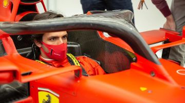Carlos Sainz, subido en el Ferrari