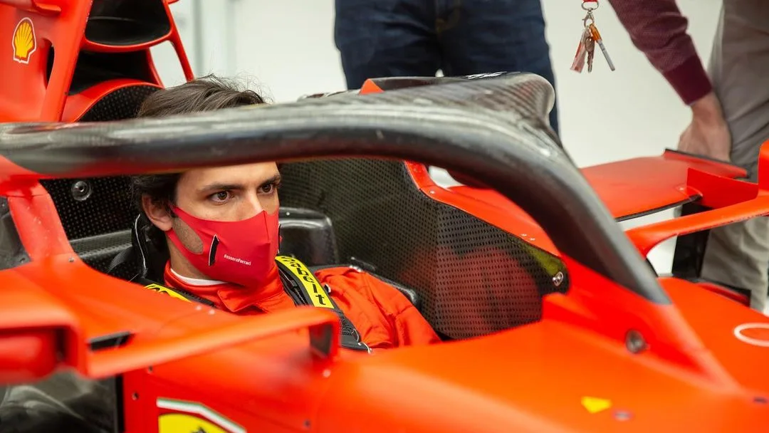 Carlos Sainz, subido en el Ferrari