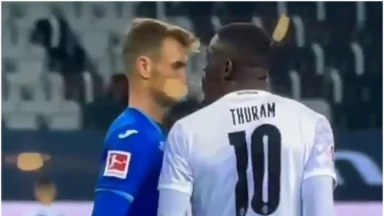 Thuram escupe a un rival Thuram escupe a un rival