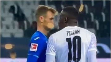 Thuram escupe a un rival