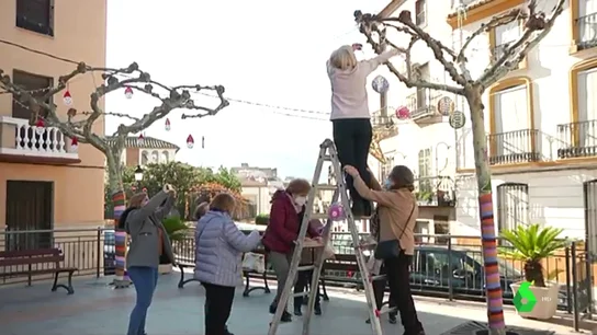 Mujeres adornando un pueblo de Jaén con figuras de ganchillo Mujeres adornando un pueblo de Jaén con figuras de ganchillo
