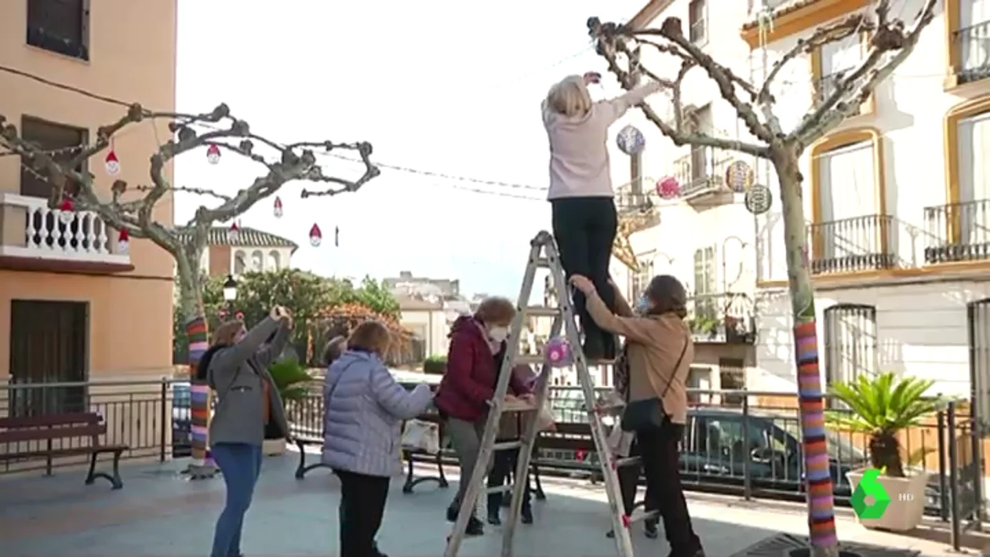 Mujeres adornando un pueblo de Jaén con figuras de ganchillo Mujeres adornando un pueblo de Jaén con figuras de ganchillo