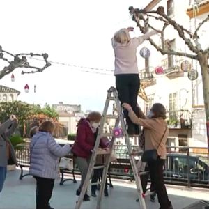 Mujeres adornando un pueblo de Jaén con figuras de ganchillo Mujeres adornando un pueblo de Jaén con figuras de ganchillo