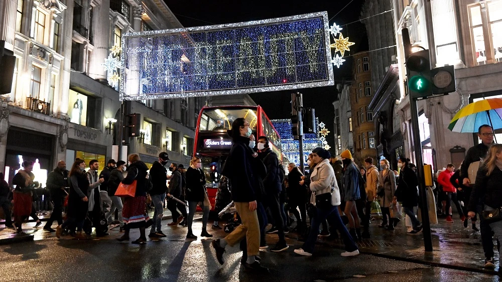 Imagen de personas caminando por las calles de Londres