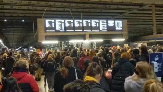 Imagen de aglomeraciones en una estación de tren de Londres Imagen de aglomeraciones en una estación de tren de Londres